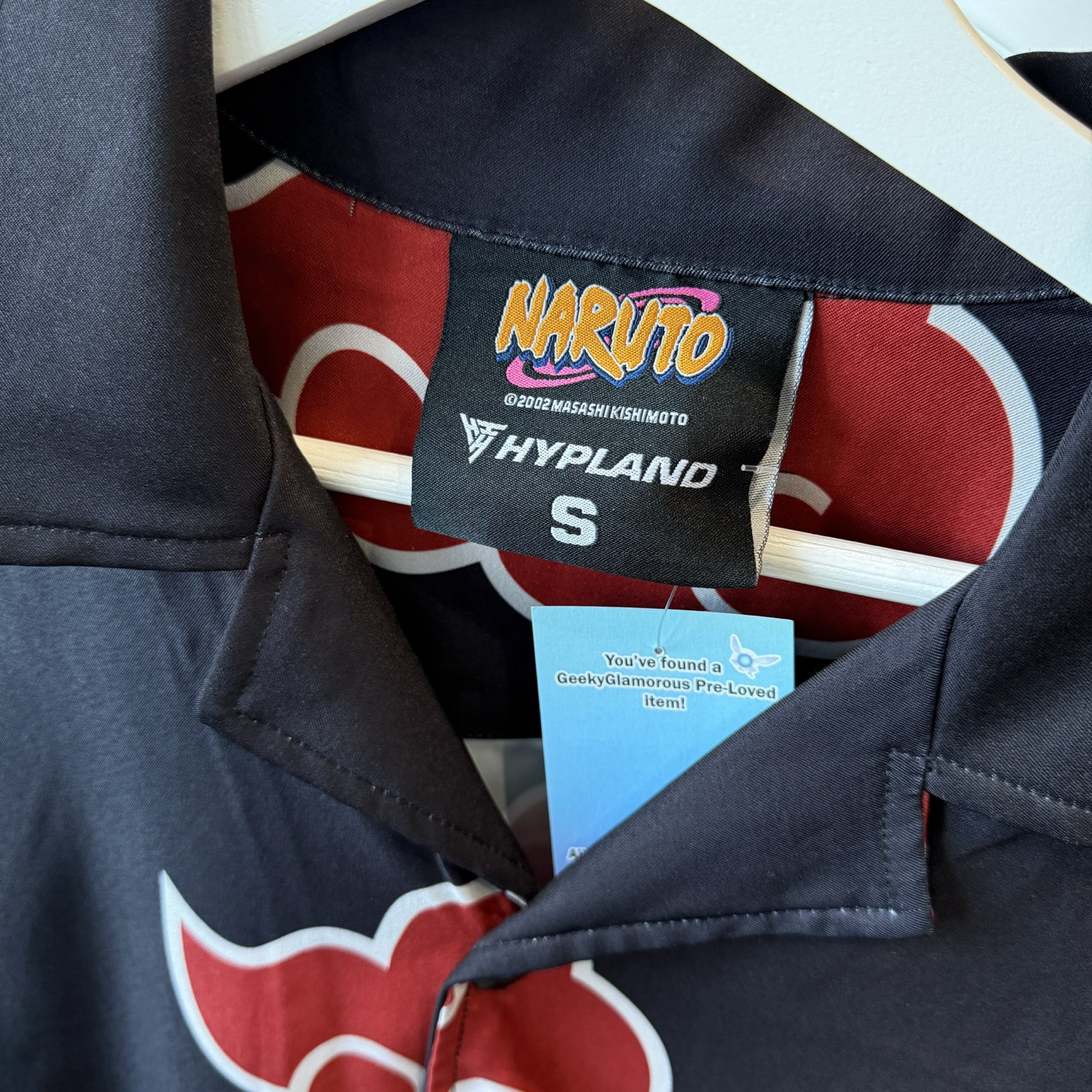 Shirt neck label with the Naruto and Hypland logos. Also a giant "S" for size small. 